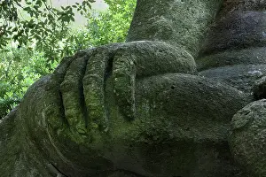 Labors: Hand, Statue of Hercules fighting Cacus, Garden