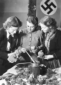 Cones: Handicraft course for Christmas decorations, 1941
