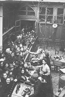 Needy: Handing out bread to the needy in Vienna, 1912