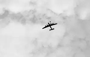 Gatwick: Handley Page Halifax A.IX dropping a 25-pounder