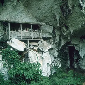Hollowed: HANGING GRAVES/CELEBES