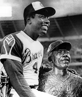 Braves: Hank Aaron poses with bust of himself on ?