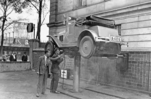 Petrol: Hanomag on lifting platform, 1929