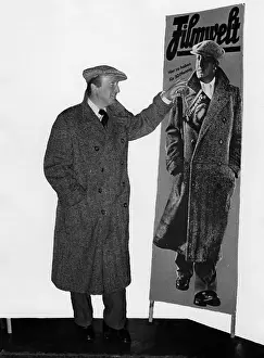Advertisment: Hans Albers observing an advertising poster, 1934