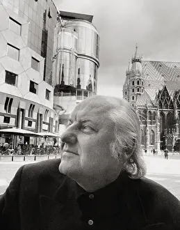 Stephansplatz: Hans Hollein in front of Haashaus