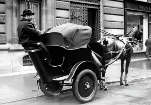 Cabs: Hansom cab in Paris, 1941
