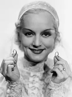 Jmlook: Happy bride holding wedding rings