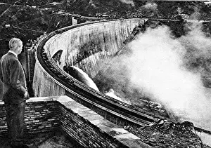 Nyasaland: Harold Macmillan looking at the Kariba Dam, 1960