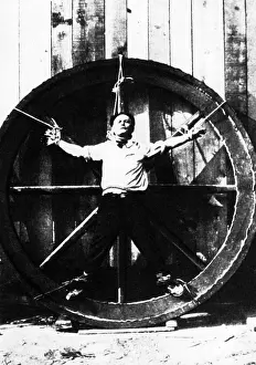 Magician: Harry Houdini, escapologist