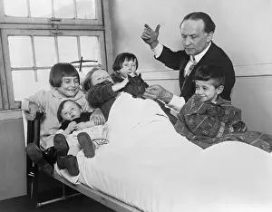 Hospitalized: Harry Houdini and his rabbit entertain five ?