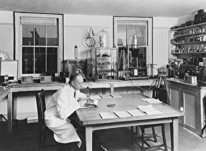 Expose: HARRY PRICE IN LAB