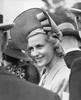 Bows: Hat fashion in England, 1938