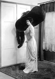 Circumference: Hat fashions from 1911