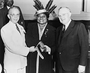 Spingarn: Hattie McDaniel (1895-1952), shaking hands ?
