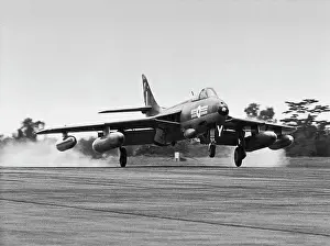 Tengah: Hawker Hunter