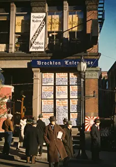 Rs6wnlcgr: Headlines posted in the window of Brockton Enterprise