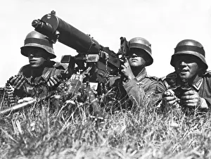Bands: Heavy machine gun during an exercise in the 30s