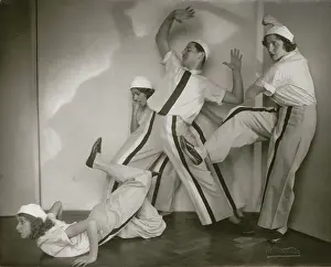 Pfundmayr: Hedy Pfundmayr with dancing chorus 1928