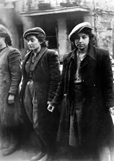 Stroop: Hehalutz women captured with weapons during