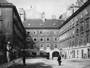Passers: The Heiligenkreuzerhof in Vienna, 1904
