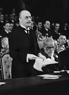 Bruening: Heinrich Bruening during a speech in front of the League of