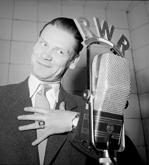 Logos: Heinz Conrads in the studio of the radiostation