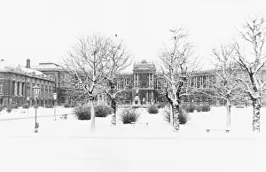 Neuer: Heldenplatz in Vienna in snow