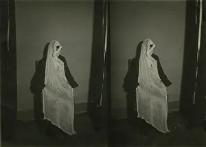 Fraudulent: Helen Duncan during a s?ance showing ?ectoplasm