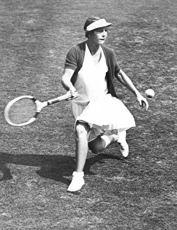 Boos: Helen Wills Moody warming up before her first round