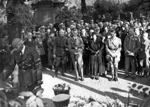 Helene: Helene Bechstein, Adolf Hitler at the funeral of Edwin Bechs