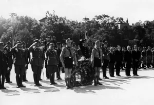 Wreath Laying: Helmut Moeckel in the military cemetery in Budapest
