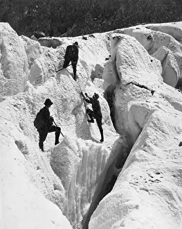 Crevasse: HELPING FALLEN CLIMBER