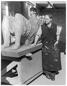 Figurative: HENRY MOORE (1898-1986)
