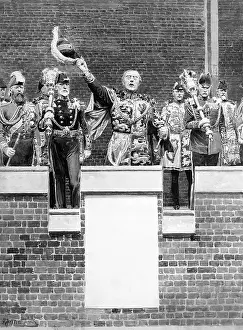 Proclaiming: Herald and others on a balcony