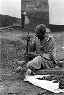 Herbalists: Herbalist preparing medicines. Baynesfield, Kwazulu/Natal