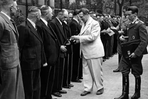 Gring: Hermann Gnring honors workers with the War Merit Cross