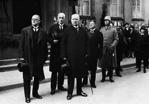 Streseman: Hermann Mueller and Paul von Hindenburg at the funeral of Gu