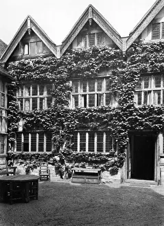 1270: HEVER CASTLE COURTYARD