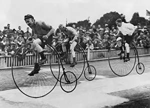 Racers: High wheeler race in London, 1932