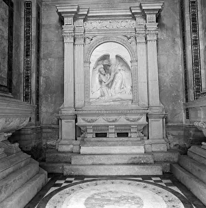 Mausoleums: Highgate Cemetery