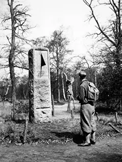 Rucksack: HIKER ADMIRES MONUMENT