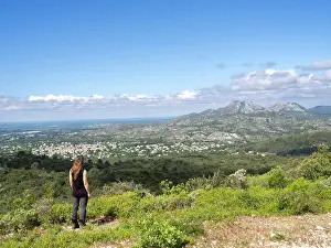 Chaine: Hiker and Le Defends d'Eyguieres