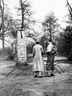 Rucksack: HIKERS ADMIRE MONUMENT