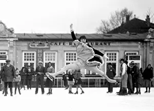 Wintersport: Hilde Holowsky (Ice figure skater) skating on
