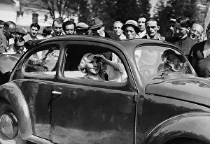 Geiselgasteig: Hilde Koerber in a VW Beetle in Munich, around 1939
