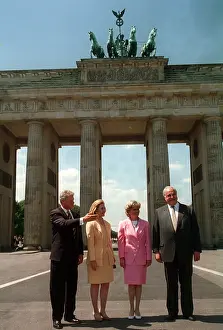1990er: Bill and Hillary Clinton in front of the Brandenburg Gate in