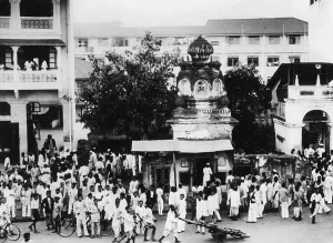 Bombay: Hindu temple and mosque in Bombay, 1936