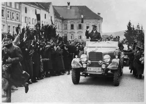 Braunau: HITLER/CROWD AT BRAUNAU