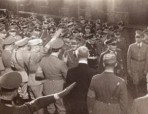 Viewer: Hitler after the French campaign on his arrival at