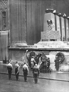 Cenotaph: Hitler honors the dead of the Hitler Putsch at the Feldherrn